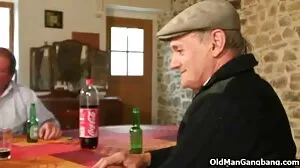 Mofos에서 뜨거운 키이라 크로프트와 치마 포르노 Doggystyle 섹스