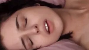 강타 버스에서 유혹하는 레일라 제복 포르노 벨과 야외 나사